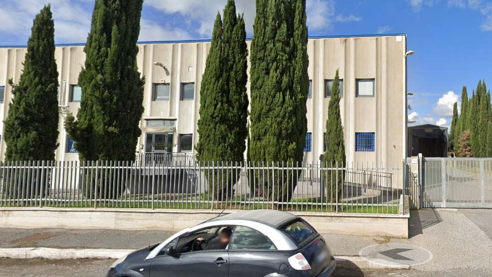 Vista su strada del Capannone industriale ad Acilia