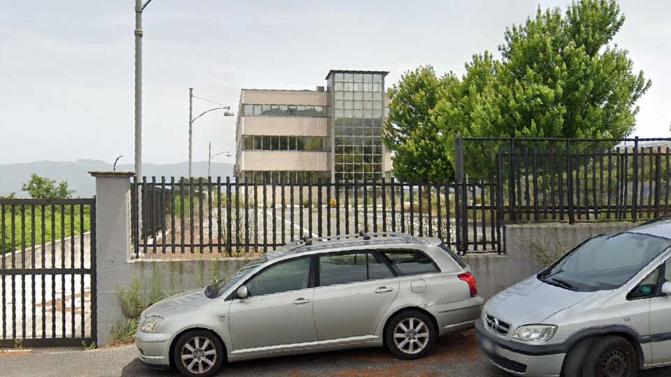 Vista da strada del capannone industriale a Colonna